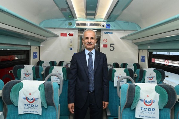 Bayramda daha fazla yolcu 'yüksek hızda' seyahat edecek... Bakan Uraloğlu açıkladı